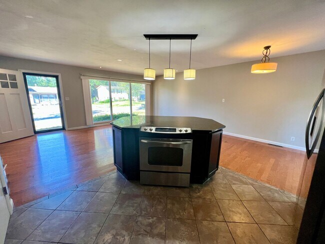 Foto del edificio - Spacious Home 3 Bedroom w/Fin basement for...