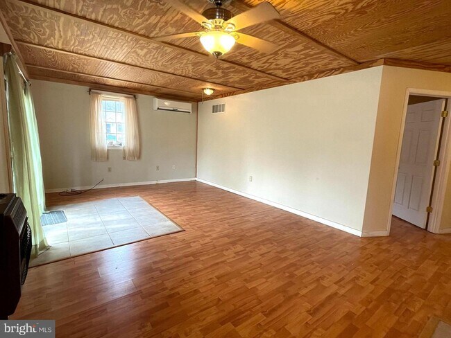 Building Photo - 598 Wakefield Dr
