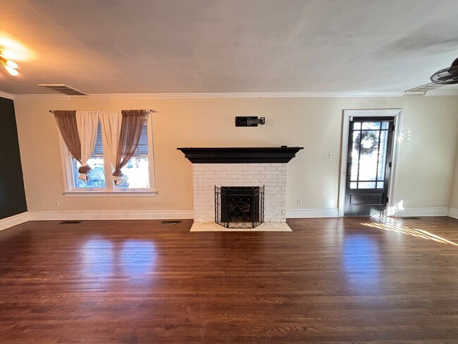 Building Photo - Beautifully renovated move-in ready rental...