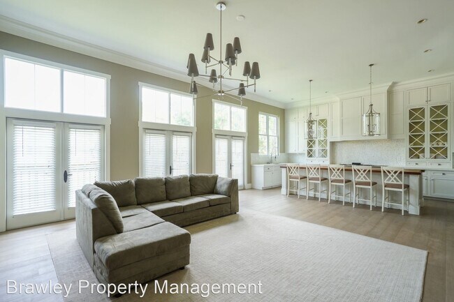 Foto del edificio - 5 br, 3.5 bath House - 431 E. 10th St