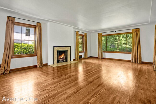 Building Photo - 3 br, 3.5 bath House - 827 34th Ave E