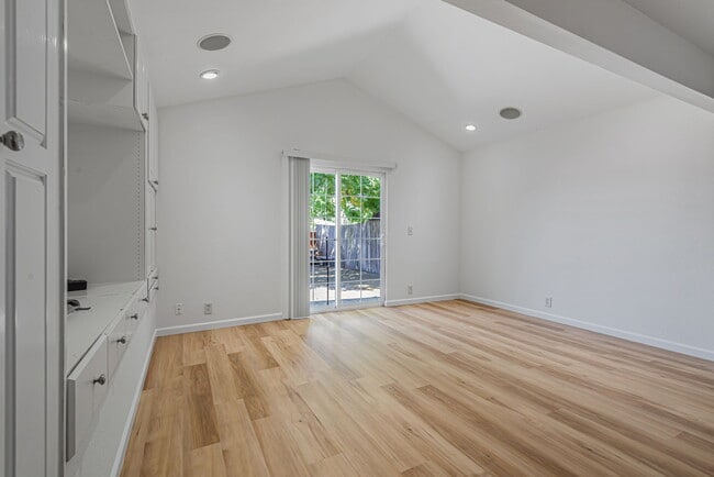 Foto del edificio - 1246 Hollyburne Ave