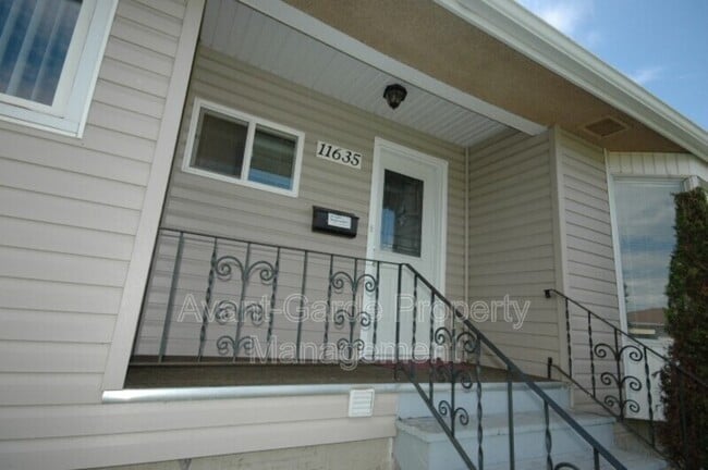Photo du bâtiment - 11635-1111a 111a Ave NW