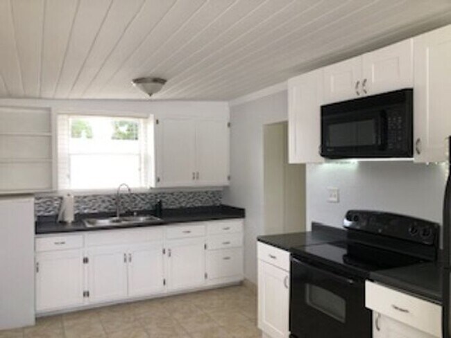 Foto del edificio - Great 1 bdrm home with HUGE lot!!