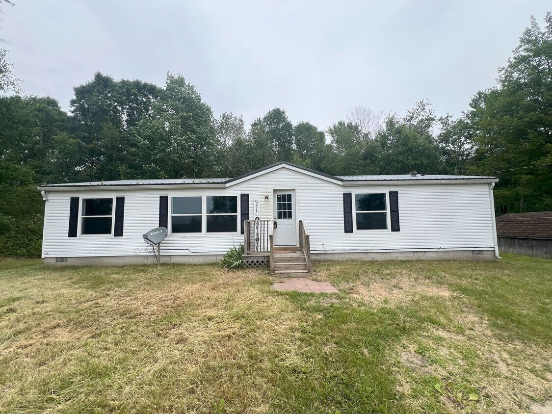 Primary Photo - CENTRALLY LOCATED HOME IN CADILLAC