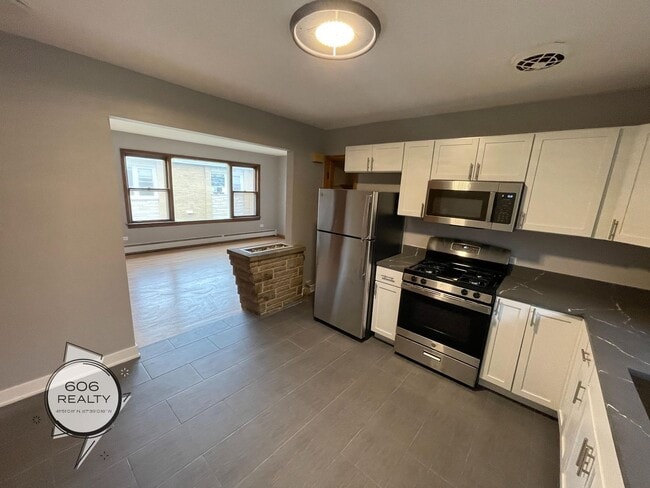 Building Photo - Fully Remodeled Apt on Harlem!