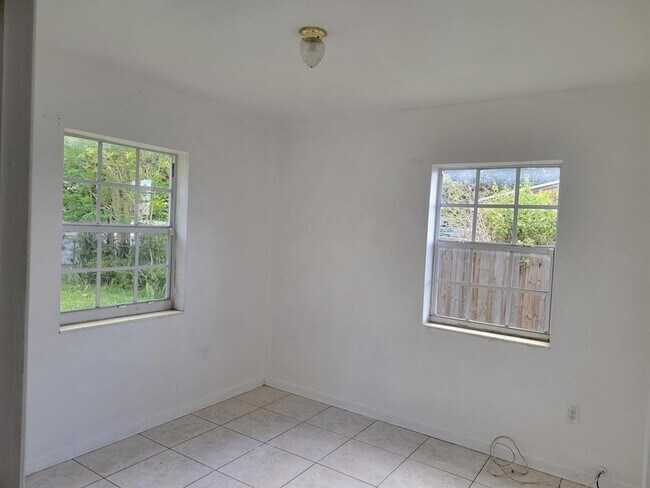 Building Photo - 275 NW 187th St