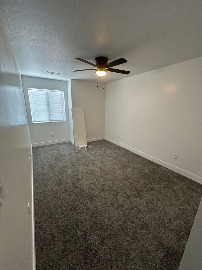 Building Photo - 881 S 25 E