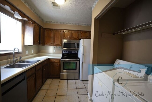 Building Photo - Spacious 3 bedroom, 2 bath townhouse with a garage - $850