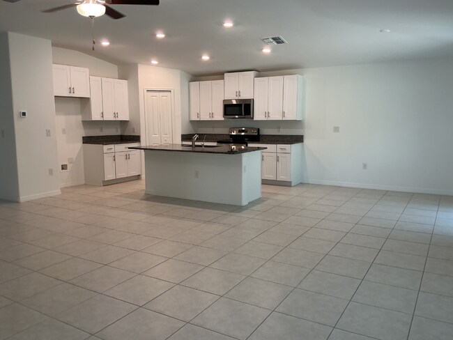 Foto del edificio - Spacious 4BR Single-Story in Lakeland