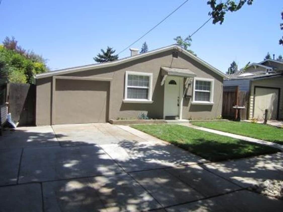 Foto principal - CHARMING 3 BEDROOM, 1 BATHROOM HOME IN DOW...