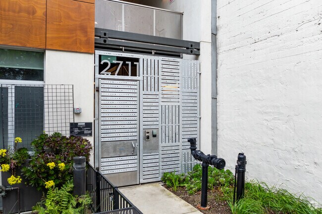 Entrada - Shattuck Studios