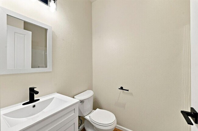 Foto del edificio - 6038 Discovery St E