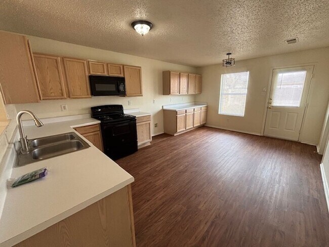 Foto del edificio - 1 Story Home in Crowlley with Community Pool