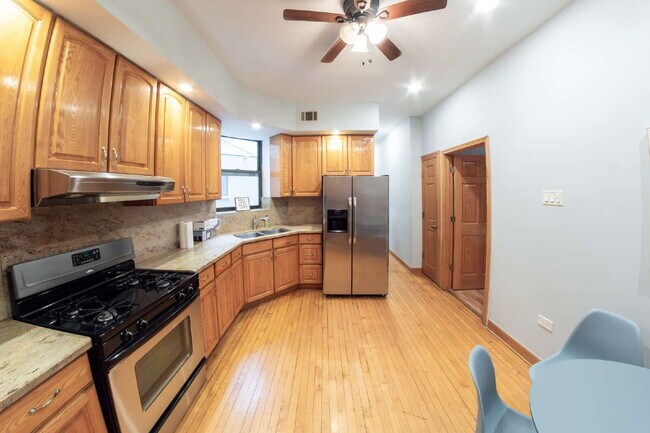Foto del edificio - 3-Bedroom Apartment in Ukrainian Village / Humboldt Park!