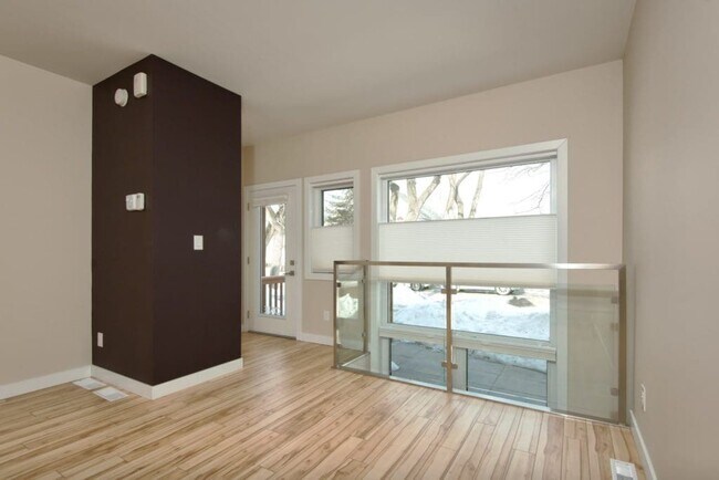 Photo du bâtiment - 604 Jessie Ave