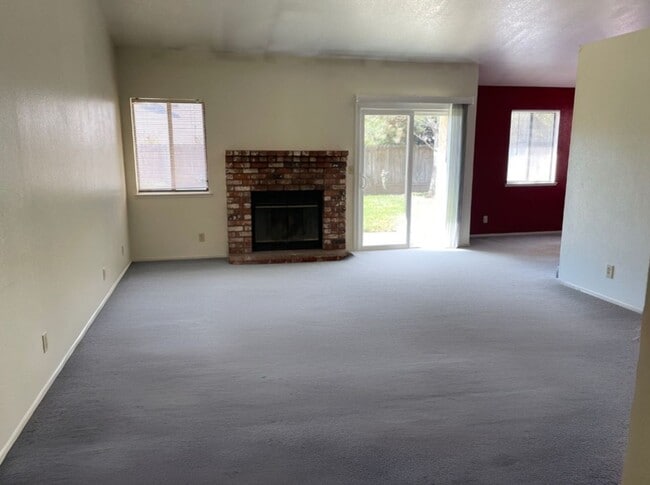 Building Photo - Beautiful 3 Bedroom 2 Bath Home in Excelle...