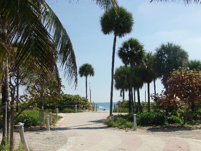 Directly located on the beach - 4747 Collins Ave