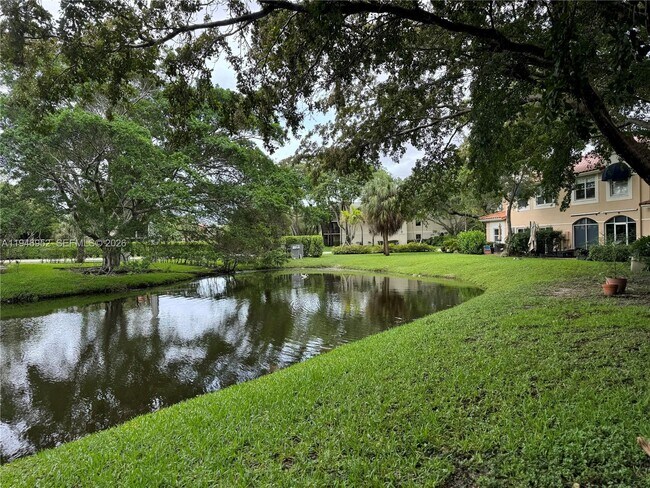 Foto del edificio - 549 Racquet Club Rd