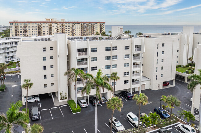 Entrada - Palmsea Condominium