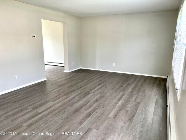 Building Photo - 512 Roosevelt Ave