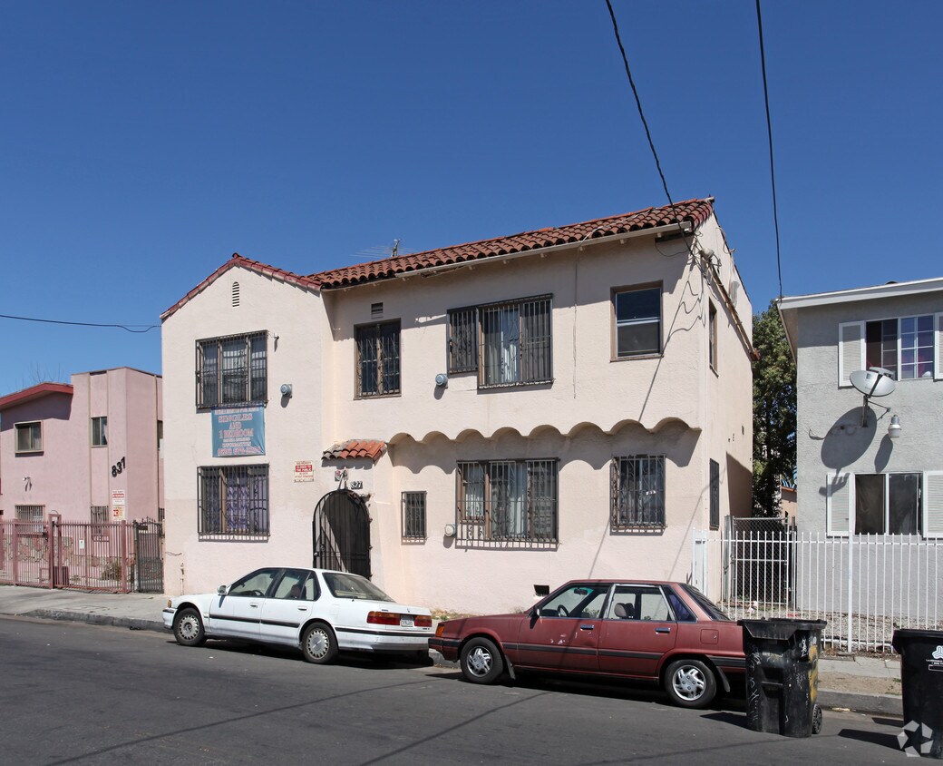 Building Photo - 827 W 43rd St