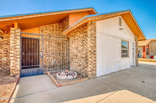 Building Photo - 1005 Southwestern Dr