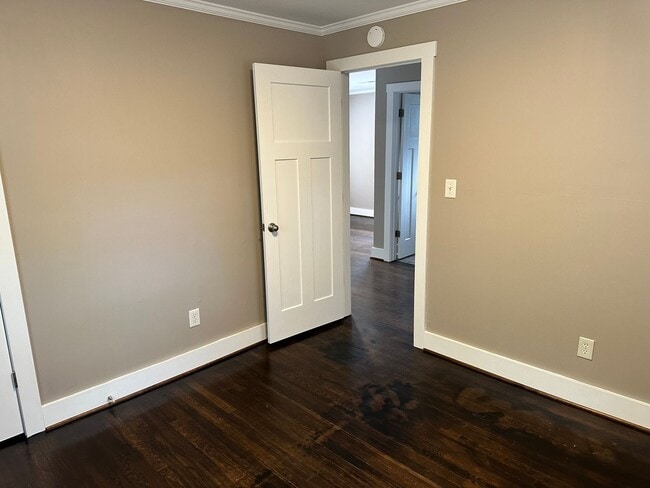 Building Photo - Adorable Two Bedroom Duplex in Belmont Community!
