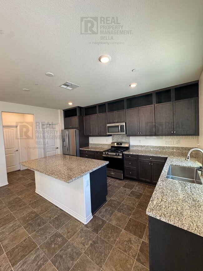Foto del edificio - Spacious Menifee Home with Open Floor Plan, Walk-In Closets & Covered Patio