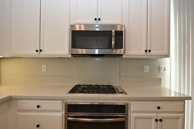 Foto del edificio - Stylish, Contemporary Campbell 4/2 home with Patio & Attached Garage