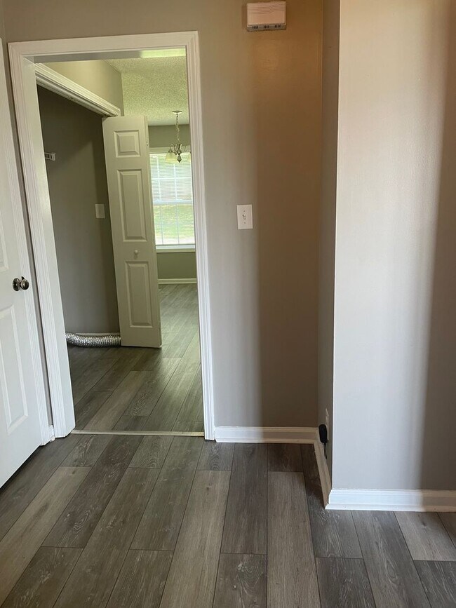 Building Photo - 3 Bedroom Near Fort Campbell with Large Fe...