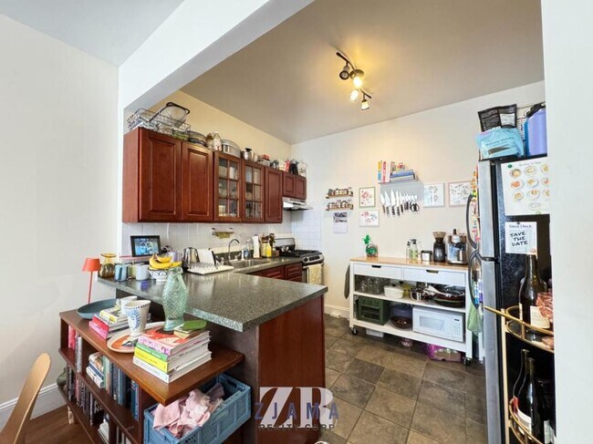 Building Photo - 3 bedroom in Brooklyn NY 11238