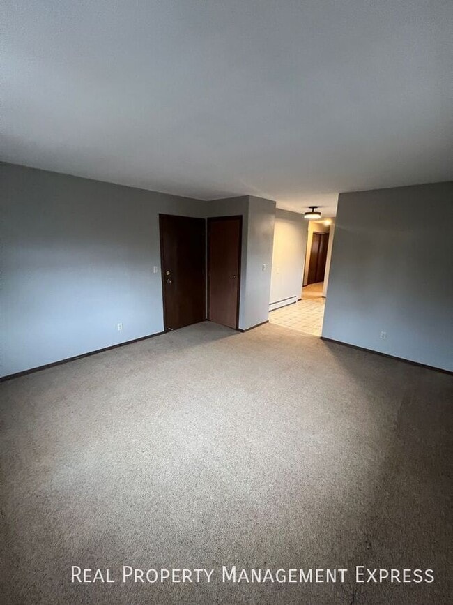 Building Photo - Spacious 2 Bedroom Apartment