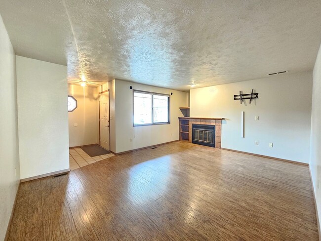 Building Photo - 6902 N Old Fort Dr