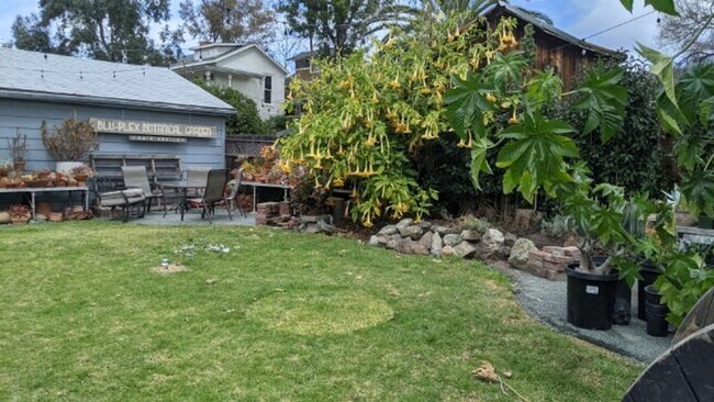 Foto del edificio - 2 bed 1 bath house with beautiful garden!