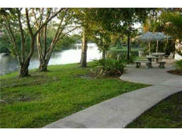 Foto del edificio - 1021 Mockingbird Ln