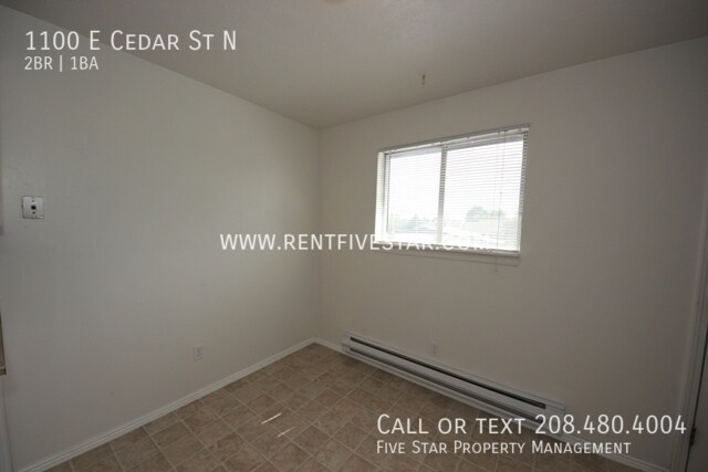 Foto del edificio - Upstairs Apartment In Central Location! Vi...