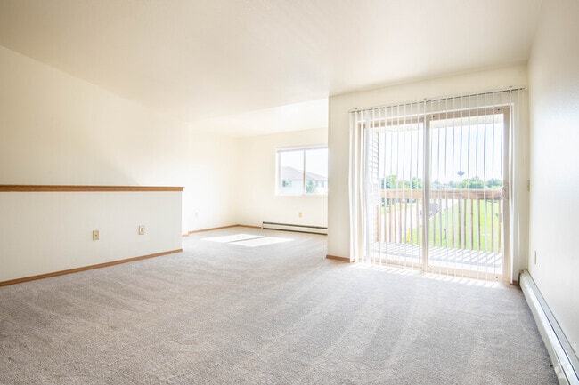 3BR, 1.5 BA - 1200SF - Pondview Apartments