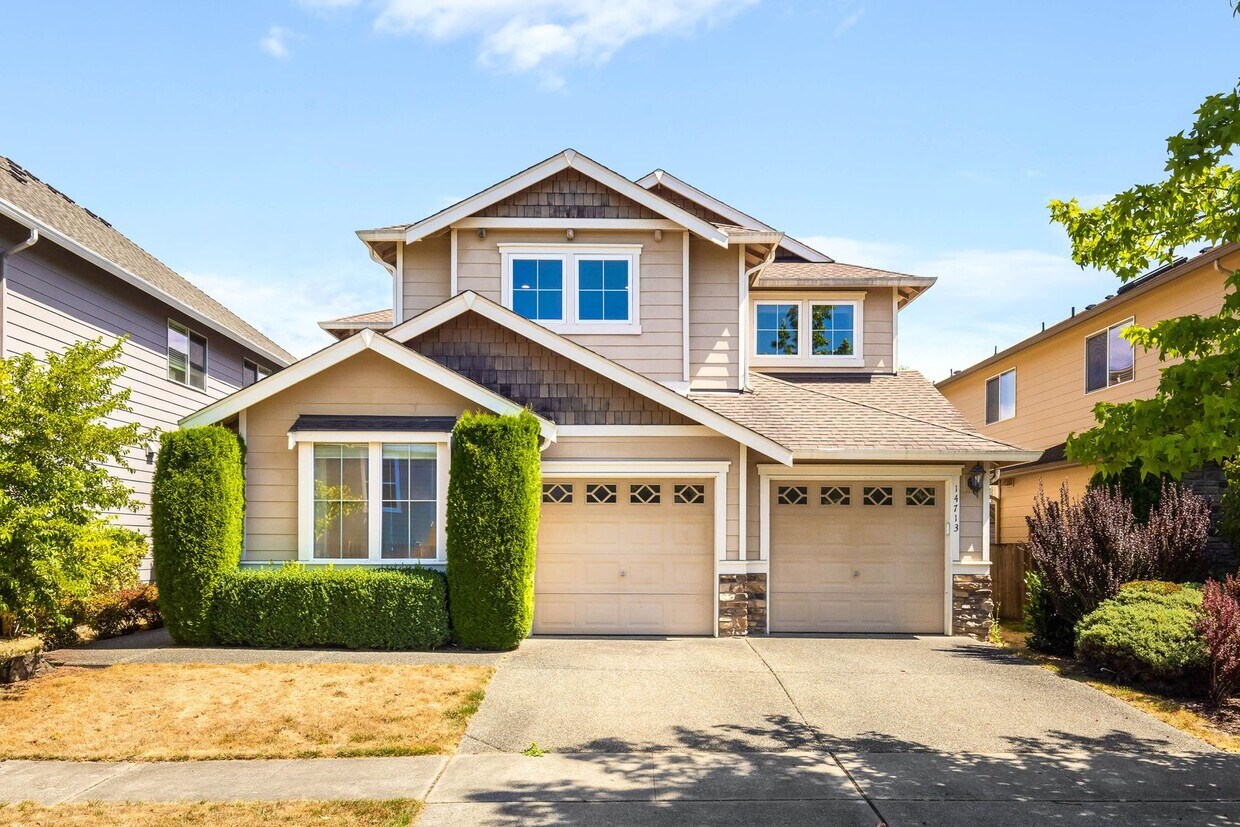 Foto principal - Beautiful 5 Bedroom Mill Creek Home backin...