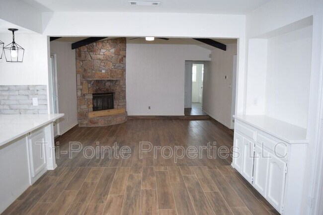 Building Photo - 7900 Lazy Brook Dr