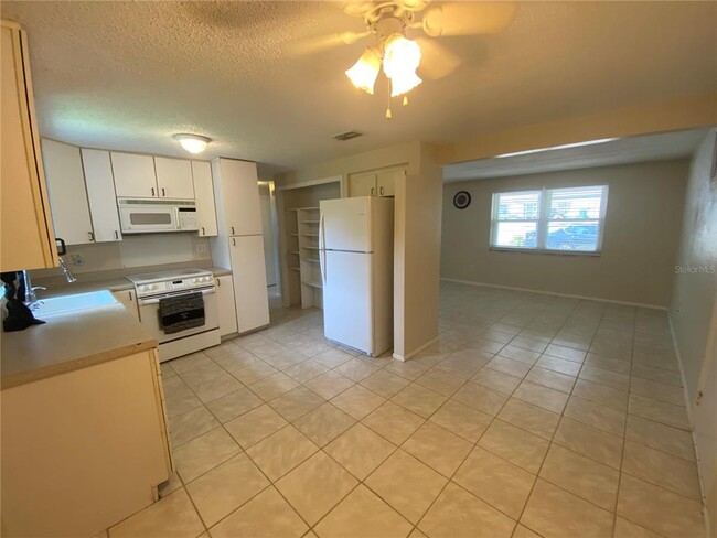 Foto del edificio - 4221 Ridgefield Ave