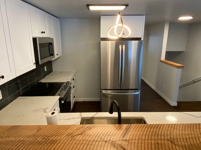 Building Photo - Custom Built Upstairs Private Apartment in...