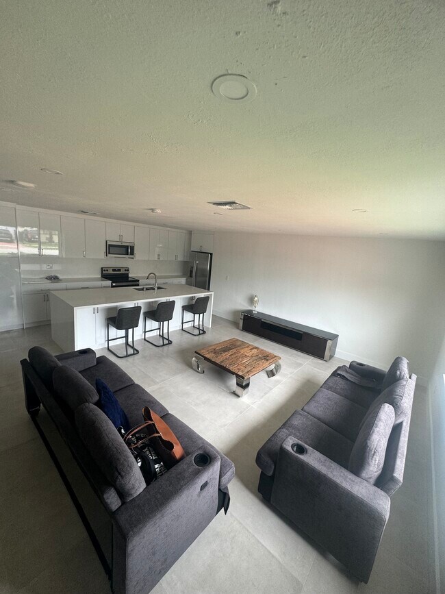 Foto del edificio - 9830 SW 12th Ter