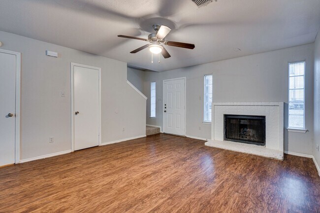 Foto del edificio - Uptown Townhome - 2BD / 2.5BA - Near Downt...