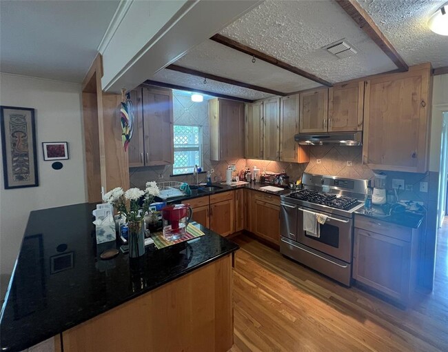 Foto del edificio - 5006 Rowena Ave