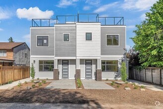 Building Photo - 2165 Woodlawn St