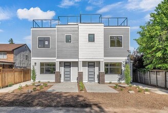 Building Photo - 2165 Woodlawn St