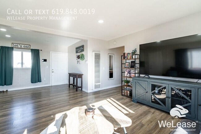 Building Photo - Cozy and Bright with amazing views!