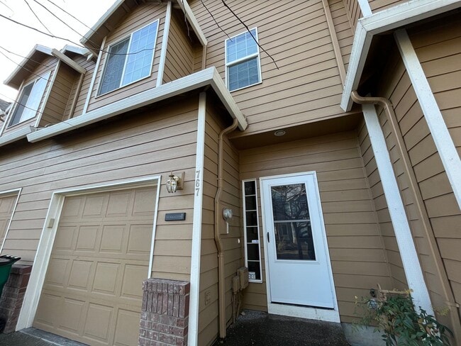 Photo - Super-Cute Townhouse! 3 bed + 2.5 baths w/ Fantastic Floor Plan! (A/C & Washer / Dryer included!)