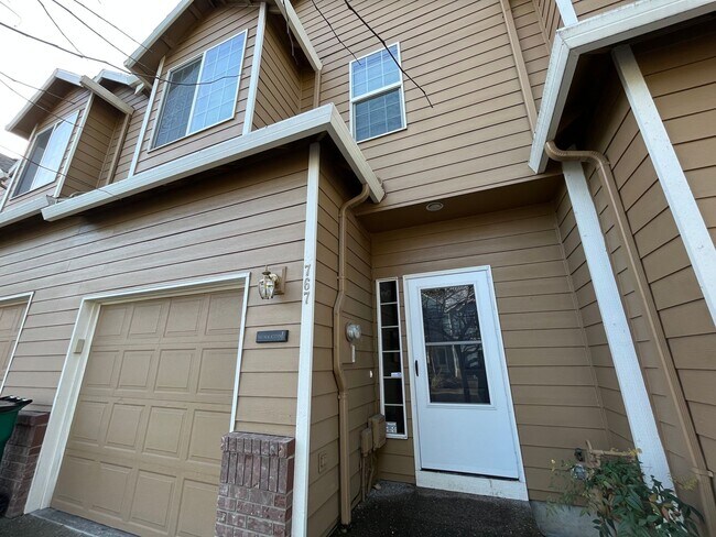 Foto del edificio - Super-Cute Townhouse! 3 bed + 2.5 baths w/ Fantastic Floor Plan! (A/C & Washer / Dryer included!)
